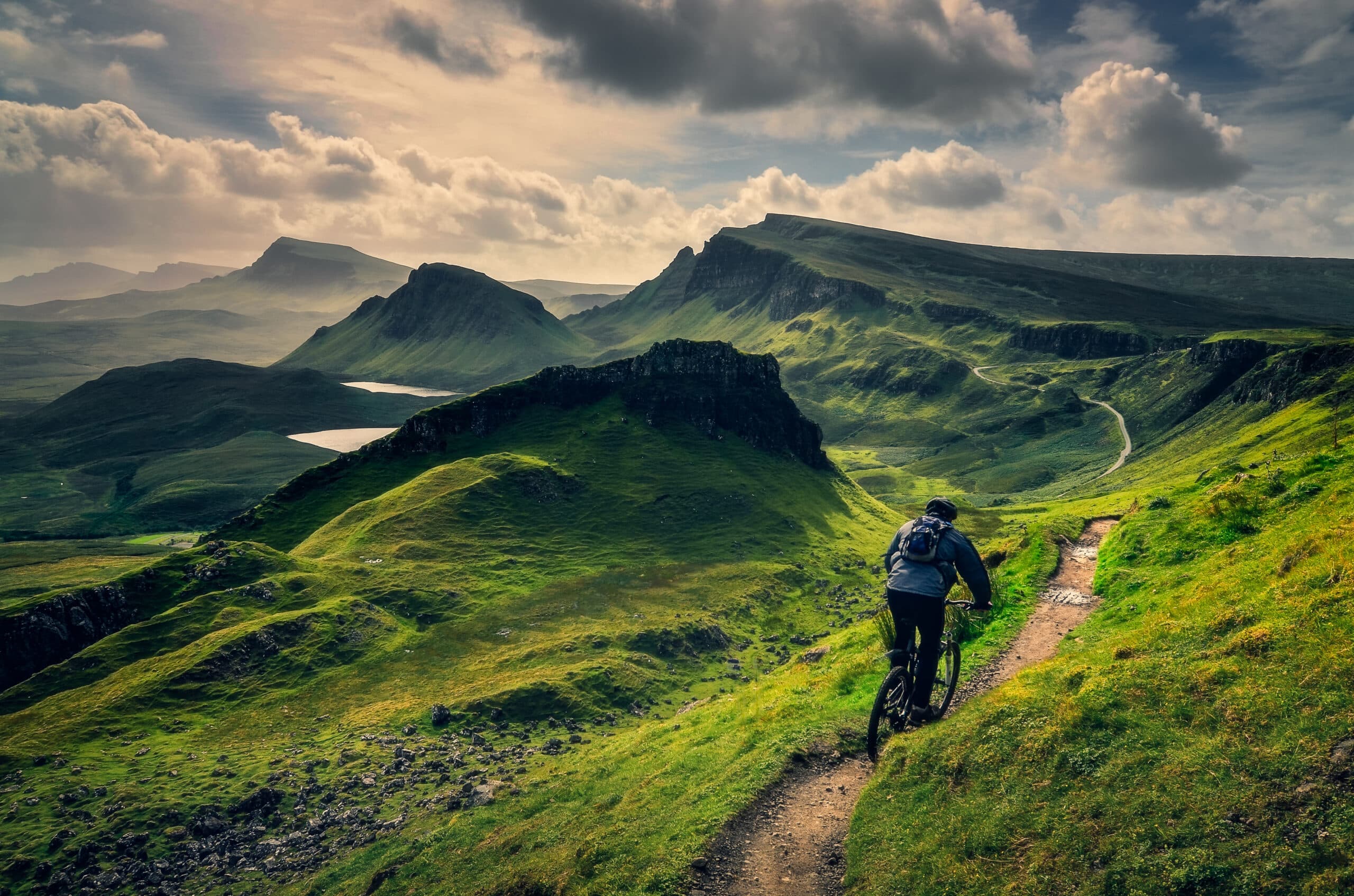 Mountainbiker fährt durch die raue, schottische Berglandschaft.