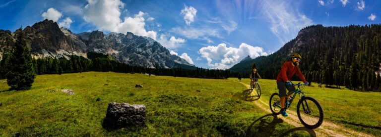 Radfahrer auf Bergpfad mit Panorama – Sinnbild für nachhaltige Anlagestrategien bei FiNet
