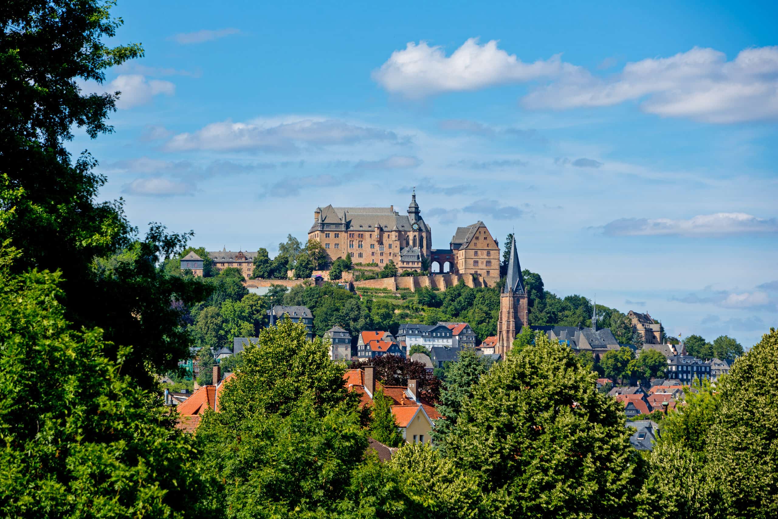 Hessen Stadt Marburg. Blick auf die Stadt mit Landgrafenschloss