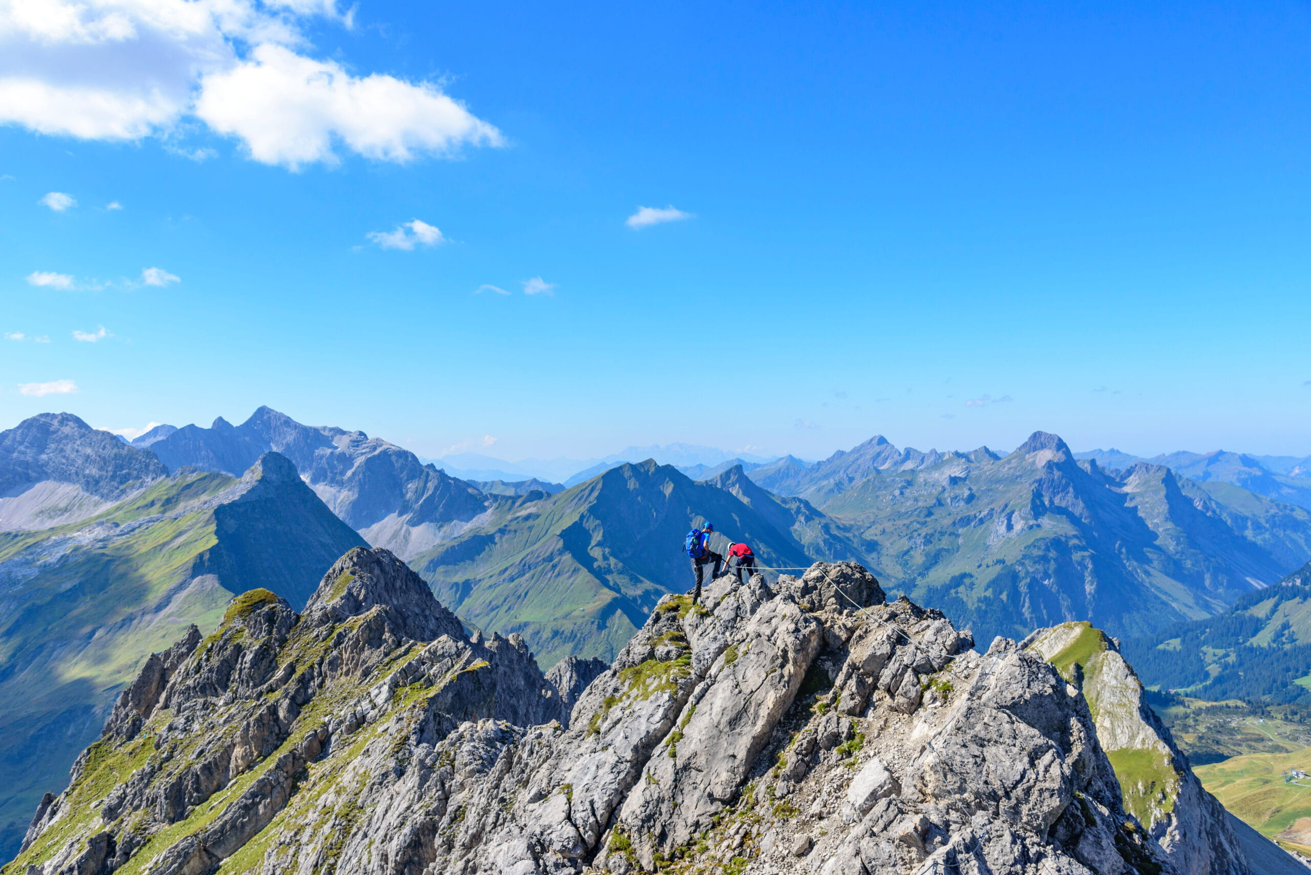 Zwei Kletterer auf einem schroffen Klettersteig
