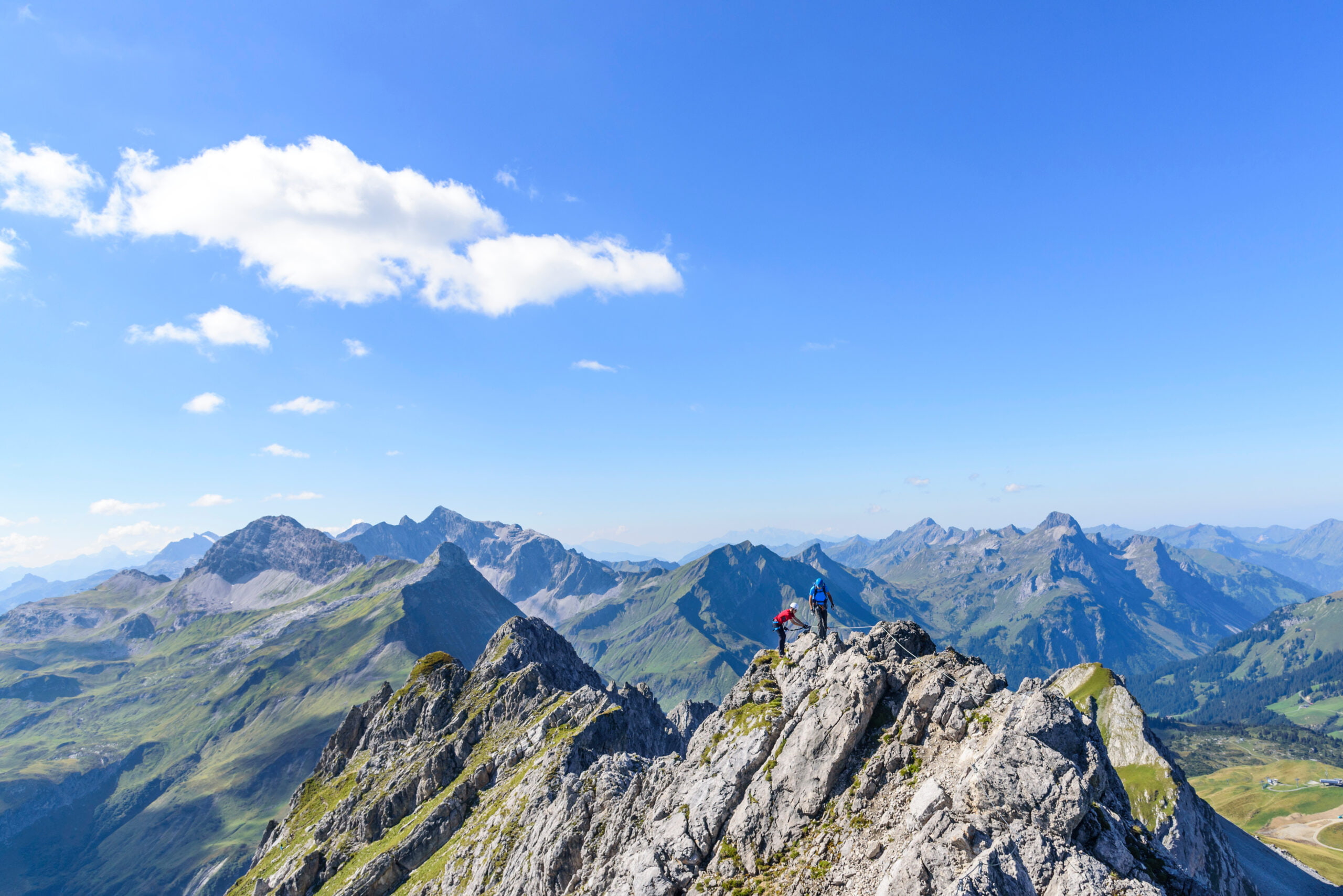 Zwei Kletterer auf einem schroffen Klettersteig