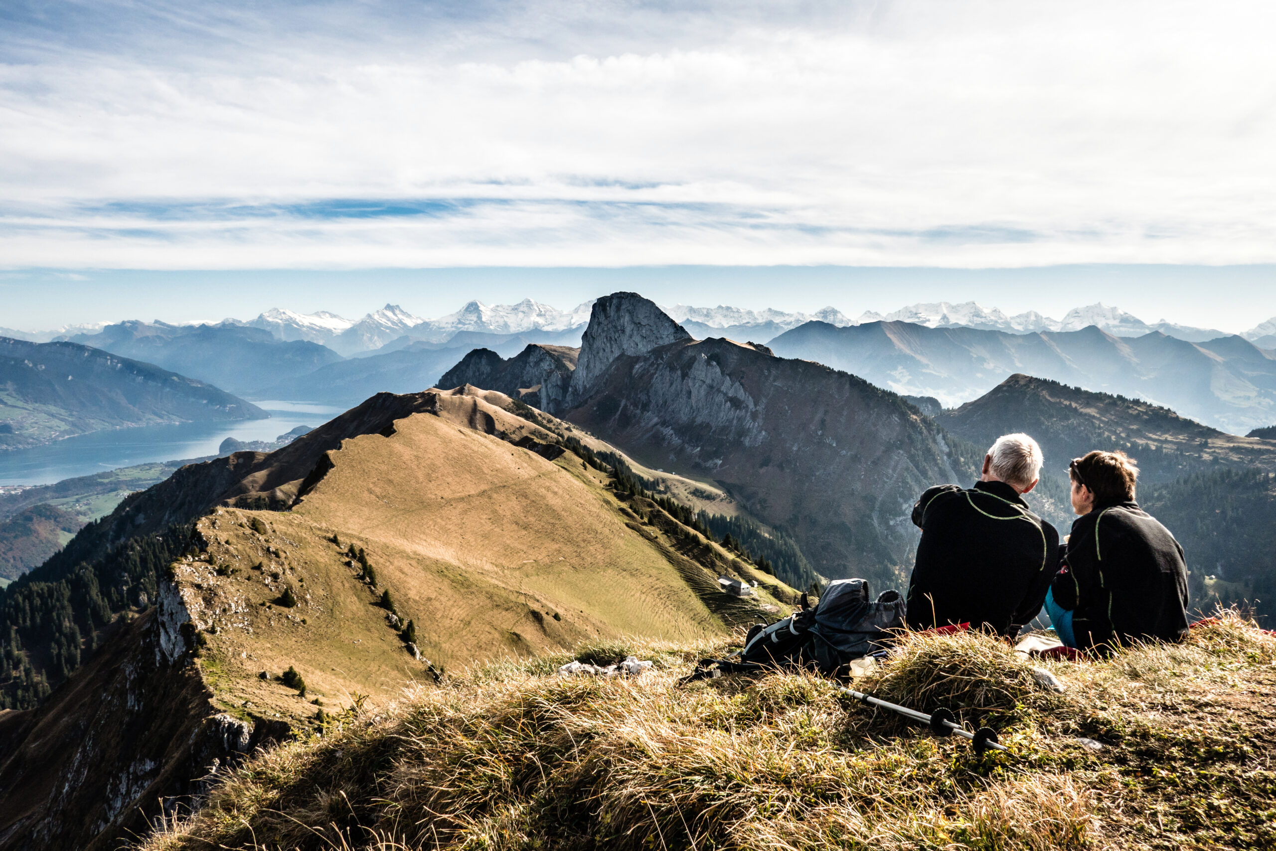 Vater und Sohn beobachten nach gemeinsamer Wanderung die umliegenden Berge