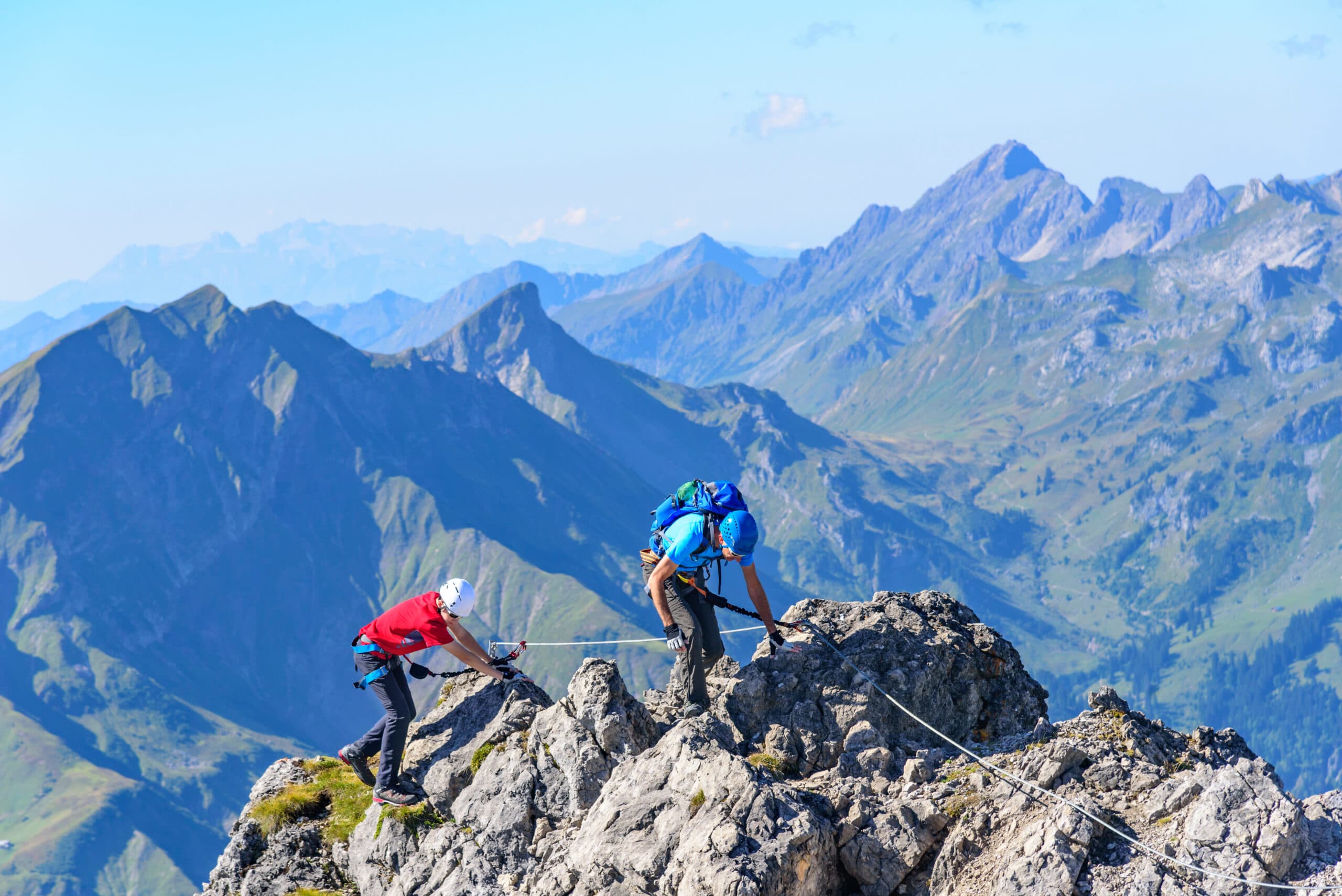 Zwei Kletterer auf einem schroffen Klettersteig